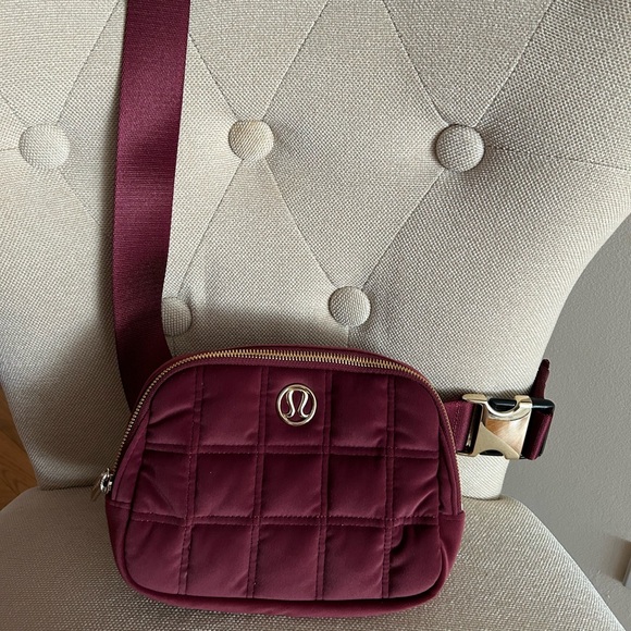 lululemon athletica Handbags - NWT Everywhere Belt Bag Quilted Velour 1L
Color: wine berry
Size: ONE SIZE